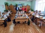 Дневники к новому учебному году в подарок получили школьники избирательного округа Игоря Николаева